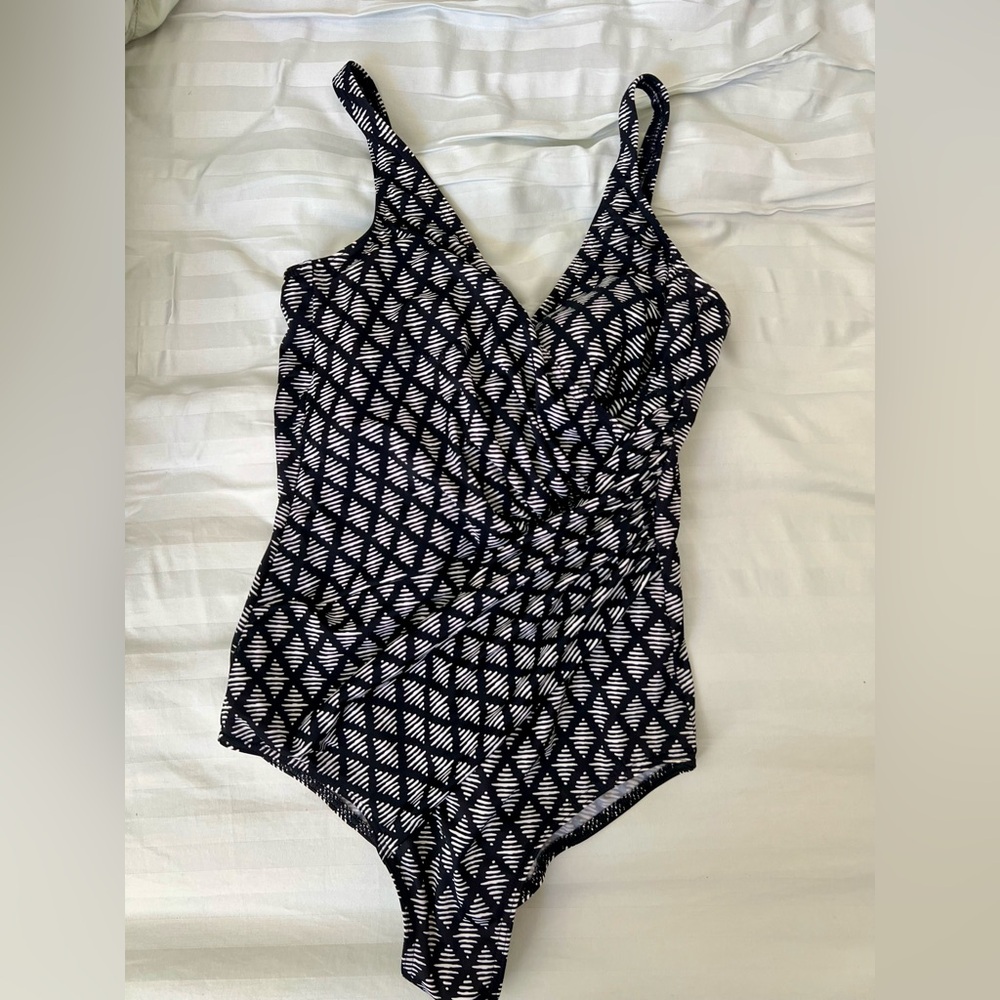 Miracle suit Oceanus One-Piece Swimsuit Womens 
Size 12 Tummy Control